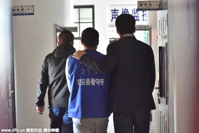 强犯逃跑时掉粪坑 为跑赢警察常练跑步