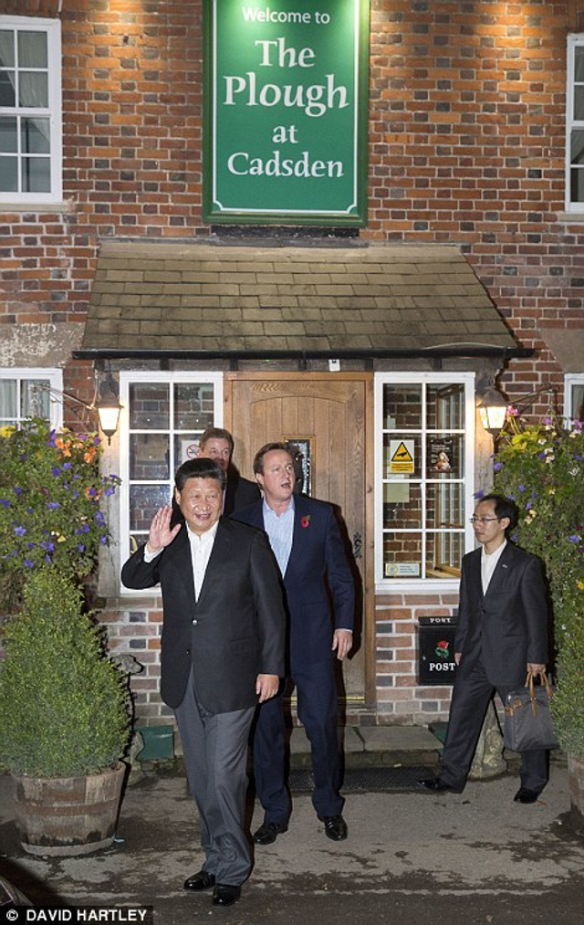 习近平卡梅伦庄园会晤后赴酒吧小酌