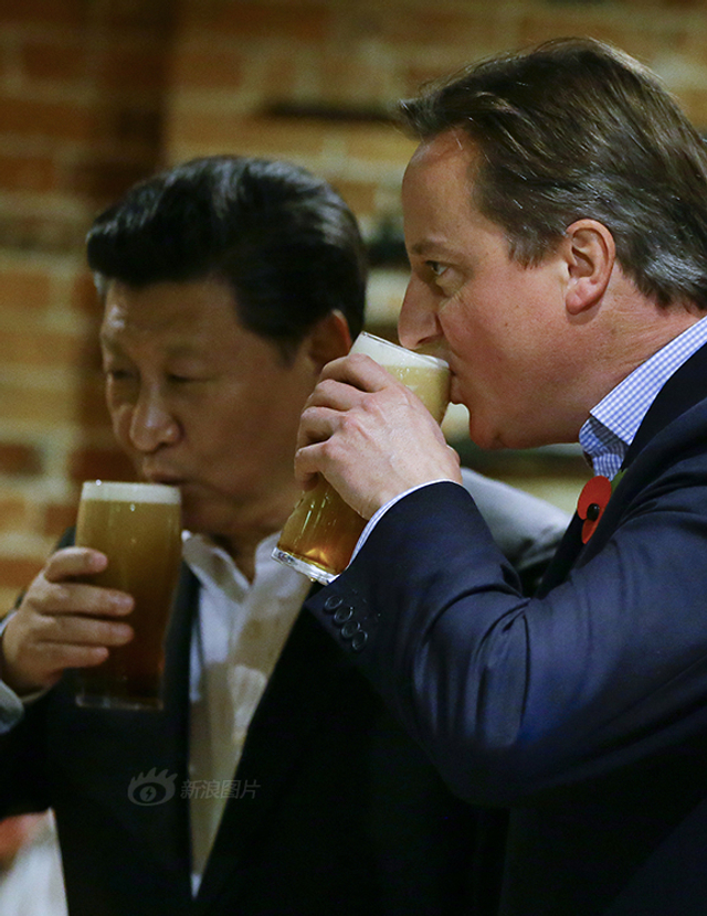 习近平卡梅伦庄园会晤后赴酒吧小酌