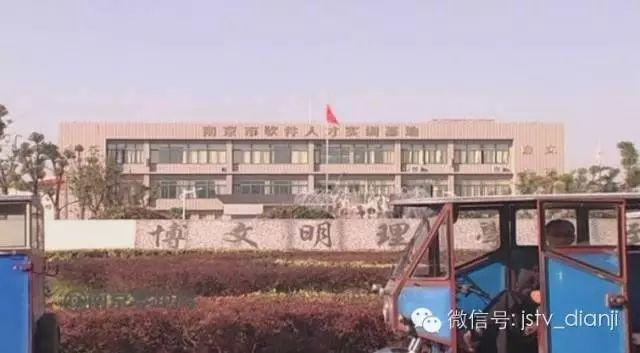 南京某学校女生在校园KTV做三陪