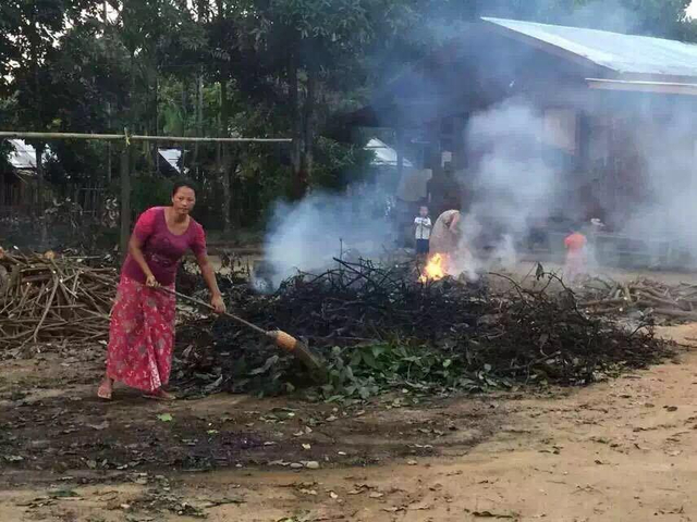 远征军遗骸归国受阻 老兵代表伤心落泪