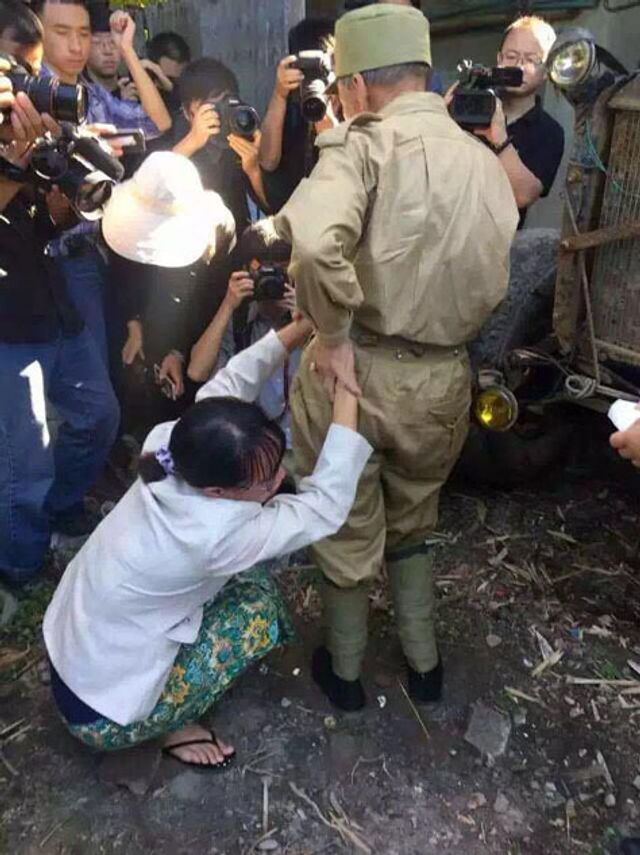 远征军遗骸归国受阻 老兵代表伤心落泪