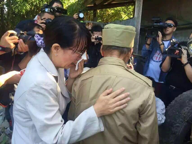 远征军遗骸归国受阻 老兵代表伤心落泪