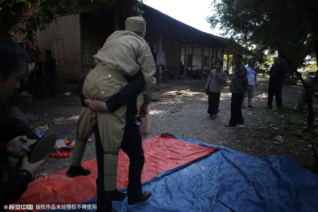 远征军遗骸归国受阻 老兵代表伤心落泪