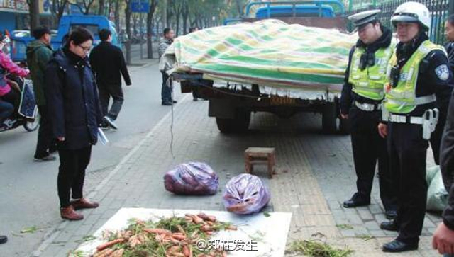 女记者体验城管被骂疯狗