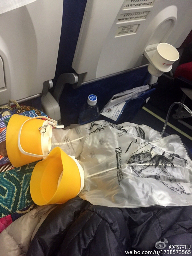 巴厘岛飞北京航班迫降：机舱内画面曝光
