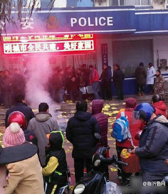 儿子死在派出所 家属门口烧纸