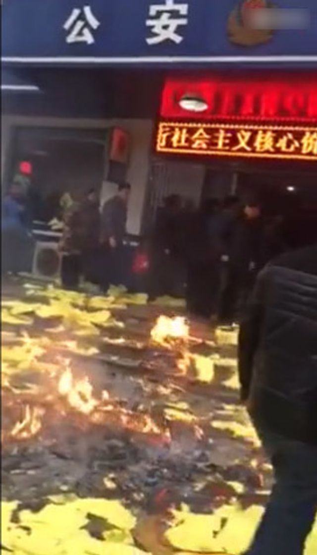 儿子死在派出所 家属门口烧纸