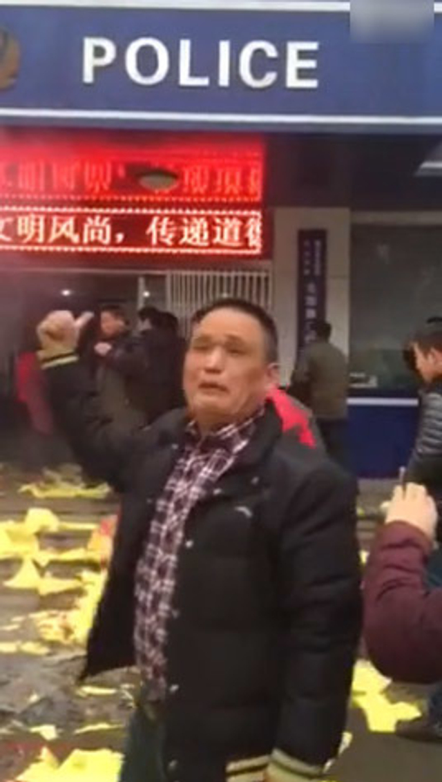 儿子死在派出所 家属门口烧纸