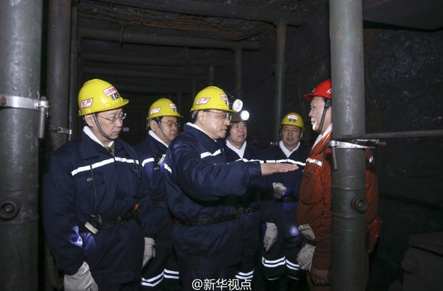 李克强深入山西矿井7000米考察2小时