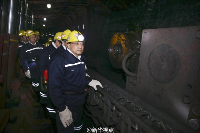 李克强深入山西矿井7000米考察2小时