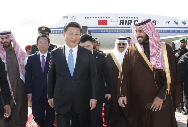 习近平抵达沙特阿拉伯