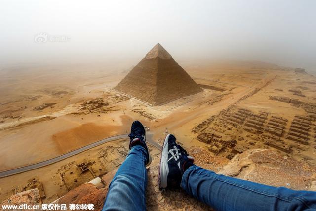 德小伙攀爬金字塔拍照146米高度令人眩晕_新浪图片