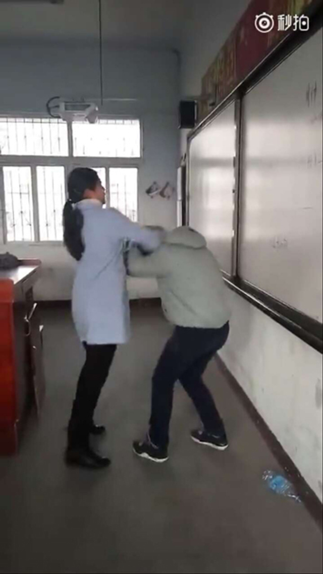 曝湖北教师殴打学生 校方称打人者非老师