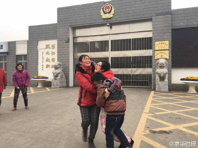 南京虐童案养母出狱 孩子生母下跪痛哭
