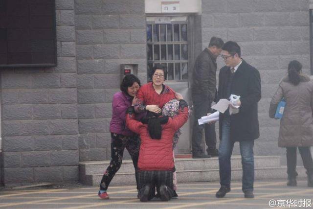 虐童案养母出狱生母下跪