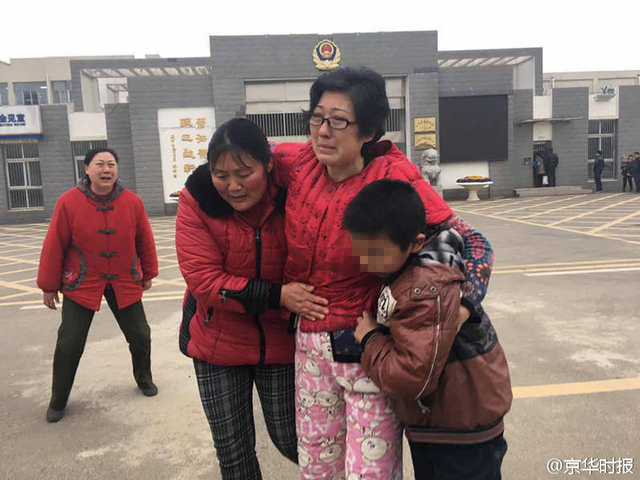 南京虐童案养母出狱 孩子生母下跪痛哭