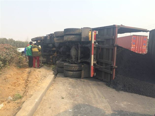 越野车突然变道 大货车躲避侧翻