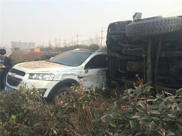 越野车突然变道 大货车躲避侧翻