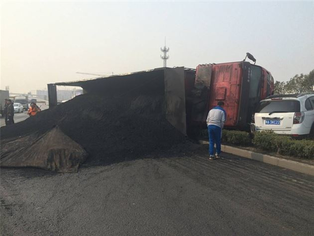 越野车突然变道 大货车躲避侧翻