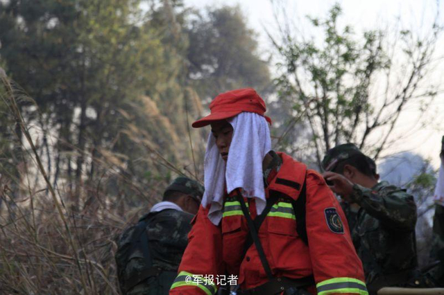 云南森林火灾烧到昆明 军队出动灭火