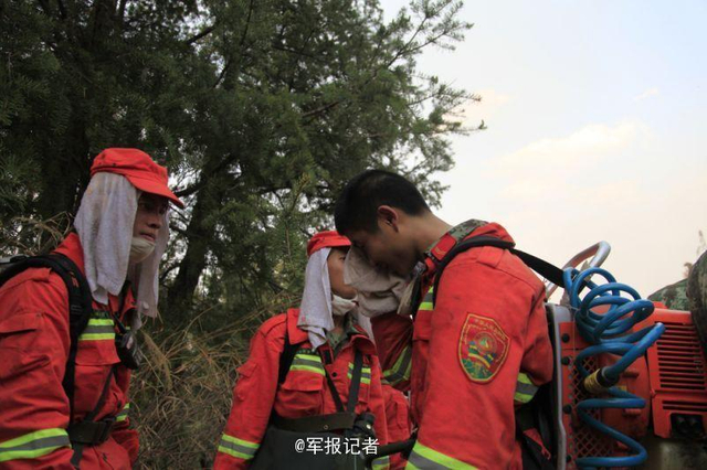 云南森林火灾烧到昆明 军队出动灭火