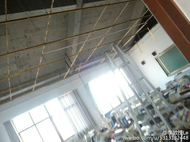 学生上课期间天花板掉落