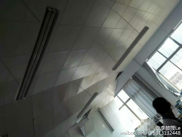 山东临沂一中学学生上课期间天花板掉落
