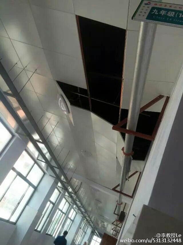 山东临沂一中学学生上课期间天花板掉落