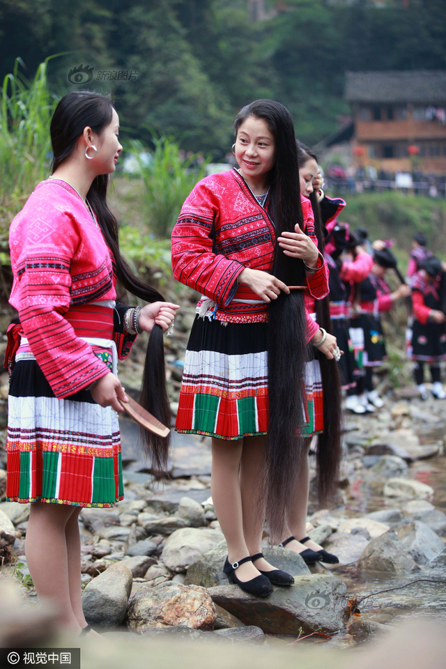 瑶族同胞穿着红色盛装,进行集体梳妆长发,表演长发舞蹈,并展示瑶族