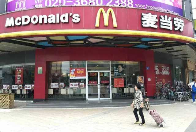 麦当劳叔叔被广州城管抓走 鞋子都断了