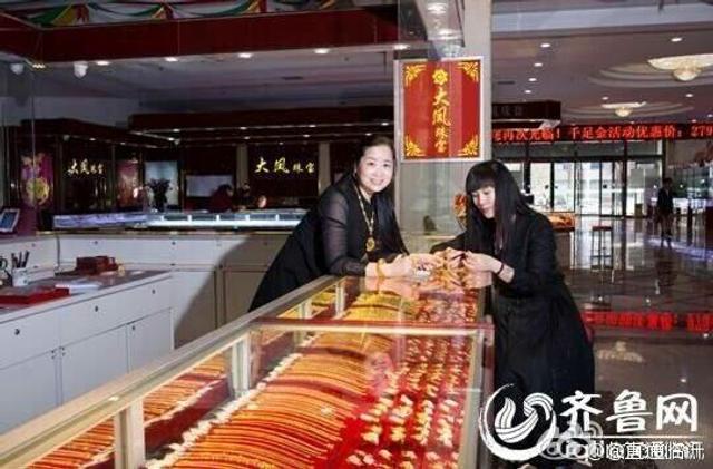 山东炫富姐戴11斤黄金参加选秀