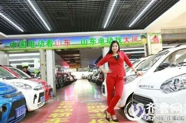 山东炫富姐戴11斤黄金参加选秀