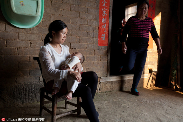 3个月大男婴患多指症 手指脚趾总共31根