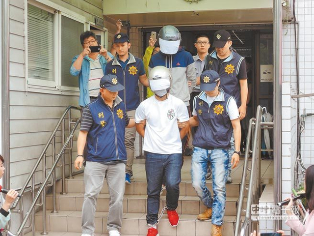 16岁少年割喉杀母