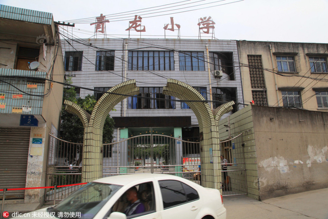 成都一小学疑现毒跑道 2000学生撤回老校区