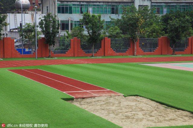 成都一小学疑现毒跑道 2000学生撤回老校区