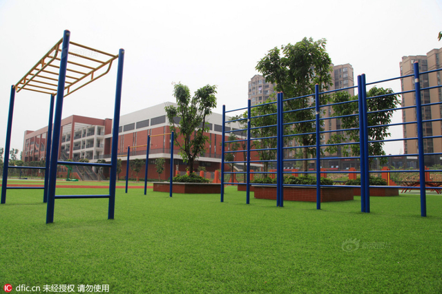 成都一小学疑现毒跑道 2000学生撤回老校区