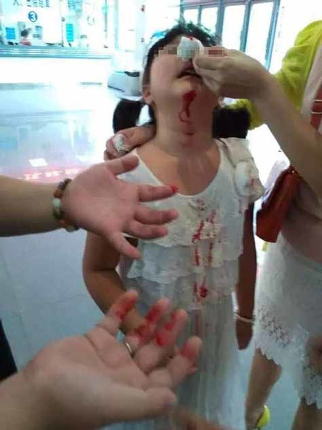 成都一小学疑现毒跑道 2000学生撤回老校区