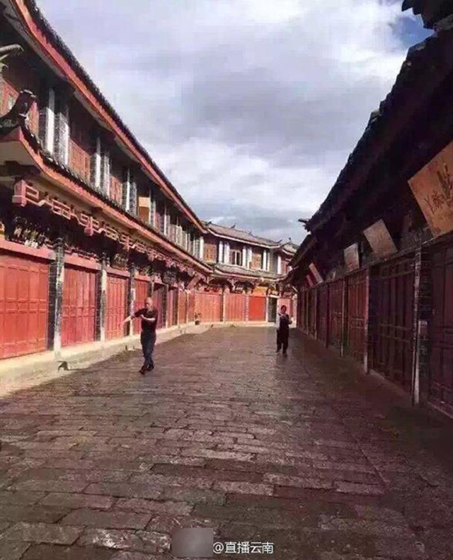丽江商铺集体关门抵收费