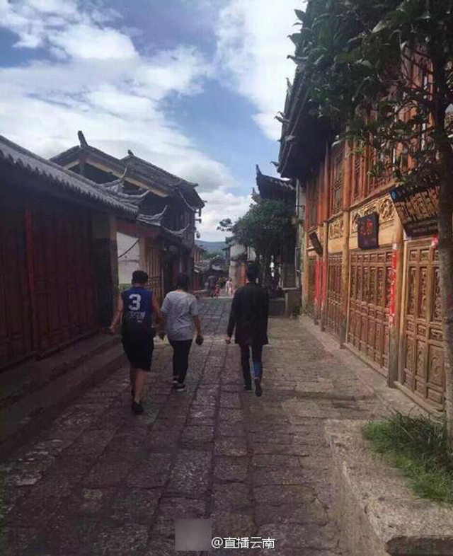 丽江古城商铺集体罢市关门 抵制围城收费