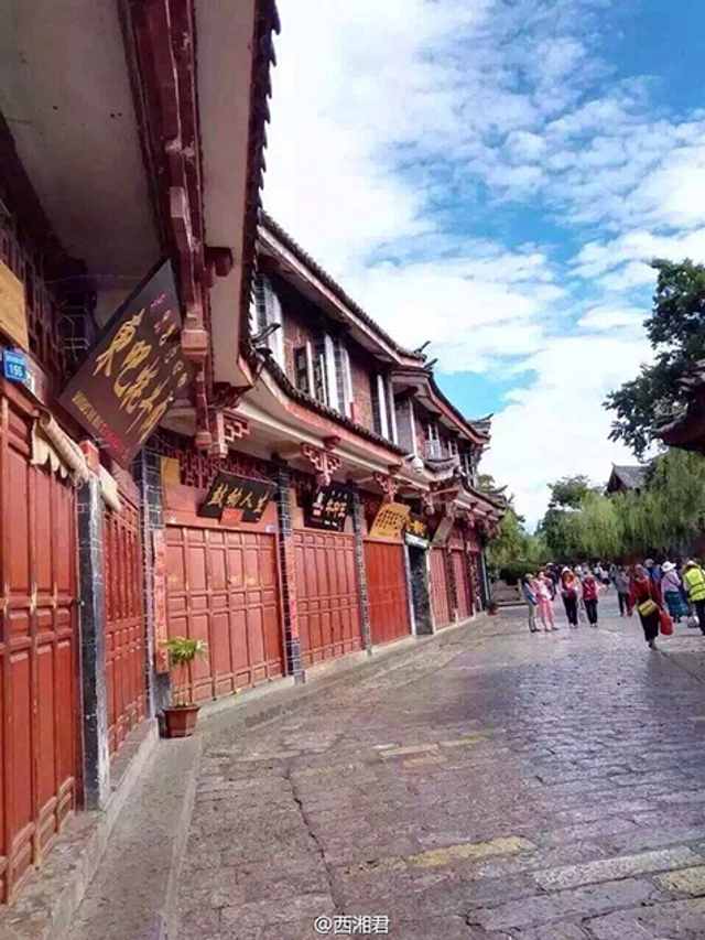 丽江古城商铺集体罢市关门 抵制围城收费