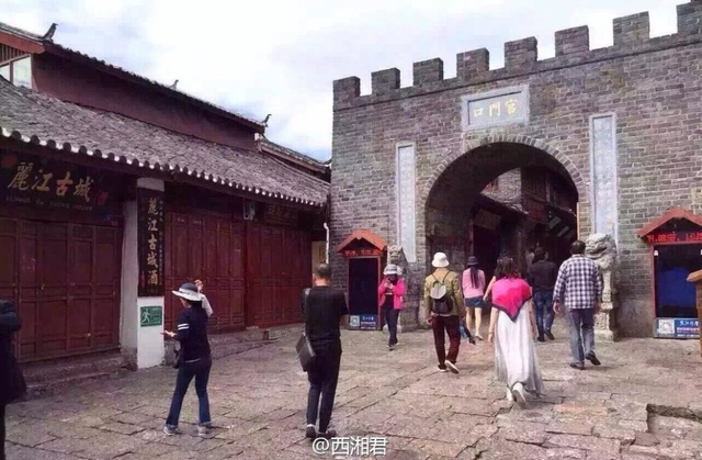 丽江古城商铺集体罢市关门 抵制围城收费