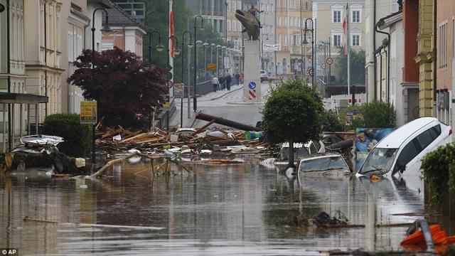法国大暴雨：卢浮宫被淹了城堡也被淹了