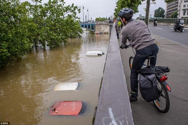 法国大暴雨：卢浮宫被淹了城堡也被淹了