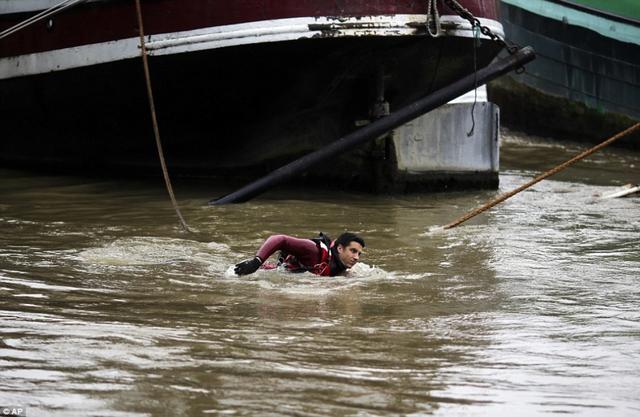 法国大暴雨：卢浮宫被淹了城堡也被淹了