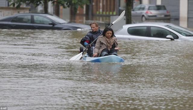 法国大暴雨：卢浮宫被淹了城堡也被淹了