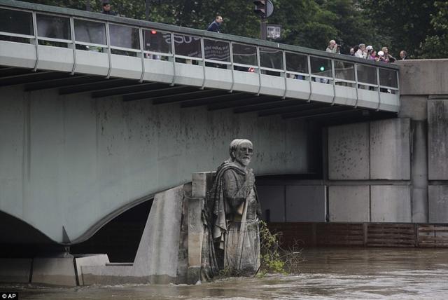 法国大暴雨：卢浮宫被淹了城堡也被淹了