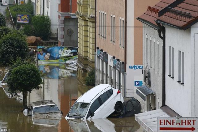 法国大暴雨：卢浮宫被淹了城堡也被淹了