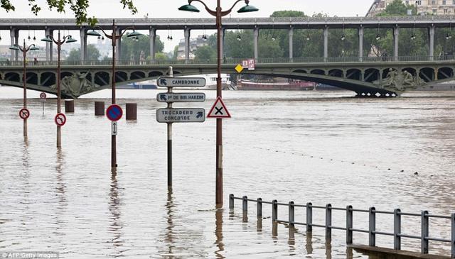 法国大暴雨：卢浮宫被淹了城堡也被淹了